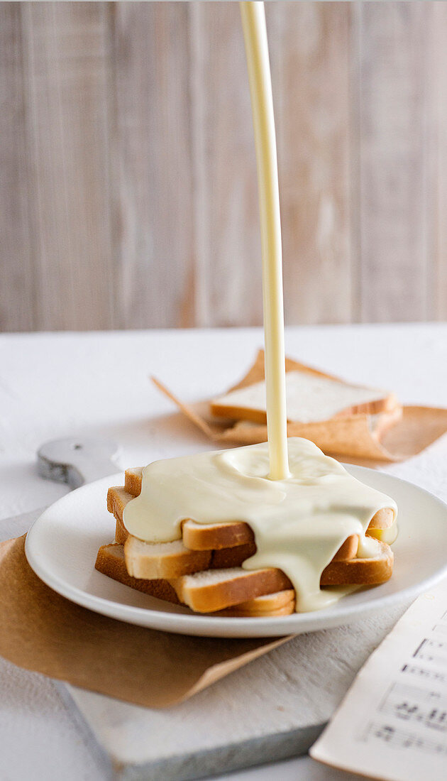 Toastbrot mit Vanillecreme begießen