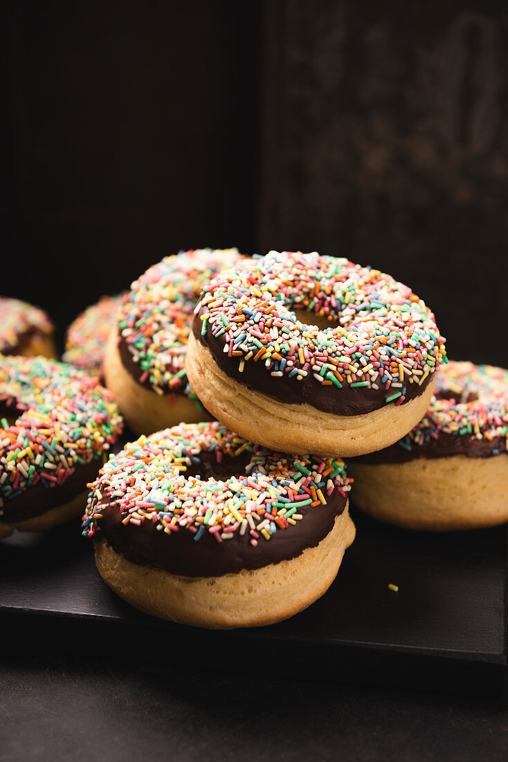 Ofengebackene vegane Donuts mit Zartbitterglasur und bunten Streuseln