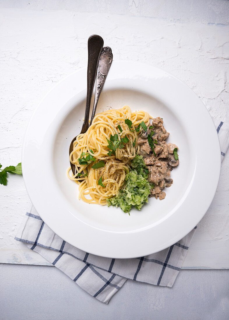 Spaghetti mit veganem Würzfleisch (aus texturiertem Soja) und Gurkensalat