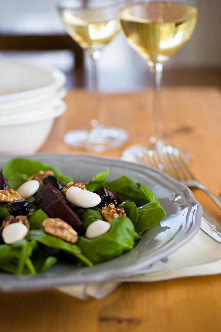 Salad of spinach and caramelized beets