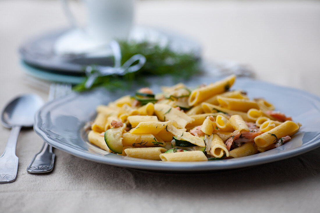 Penne mit Lachs und Zucchini