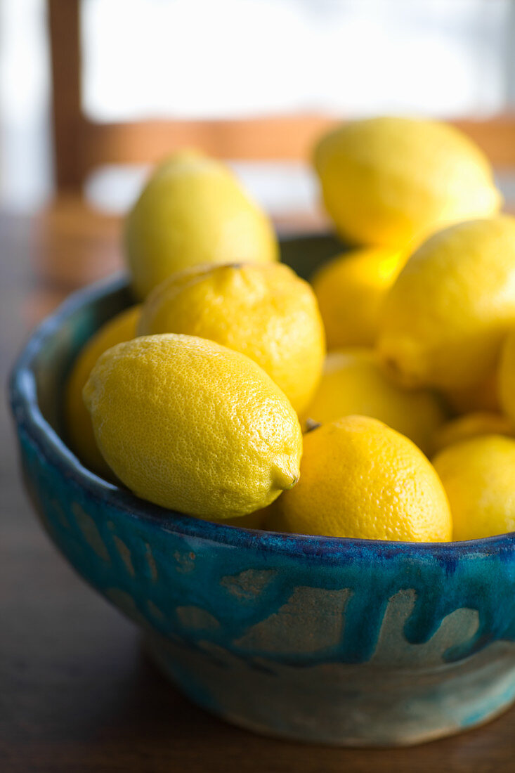 Zitronen in Keramikschale