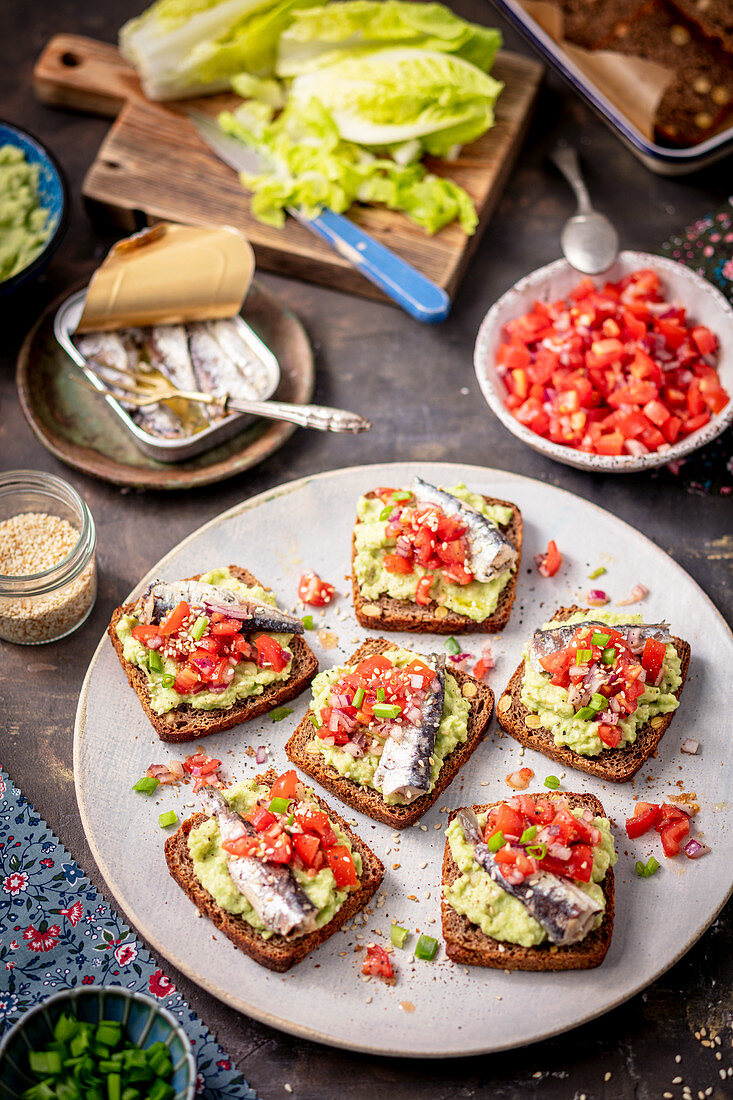 Toast mit Guacamole und geräucherten Sardinen