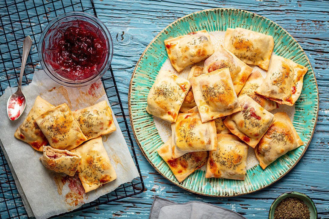 Gebackene Dumplings mit Pate und Preiselbeermarmelade