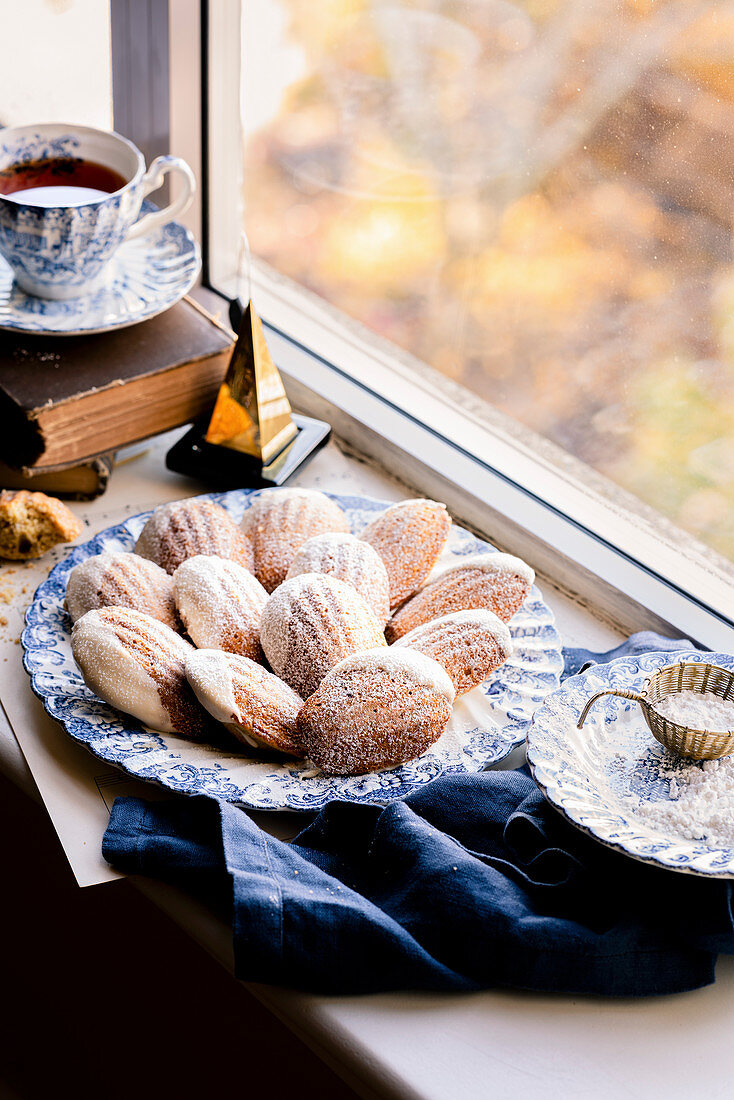 Herbstlich gewürzte Madeleines mit Ahornsirupglasur auf Fensterbank