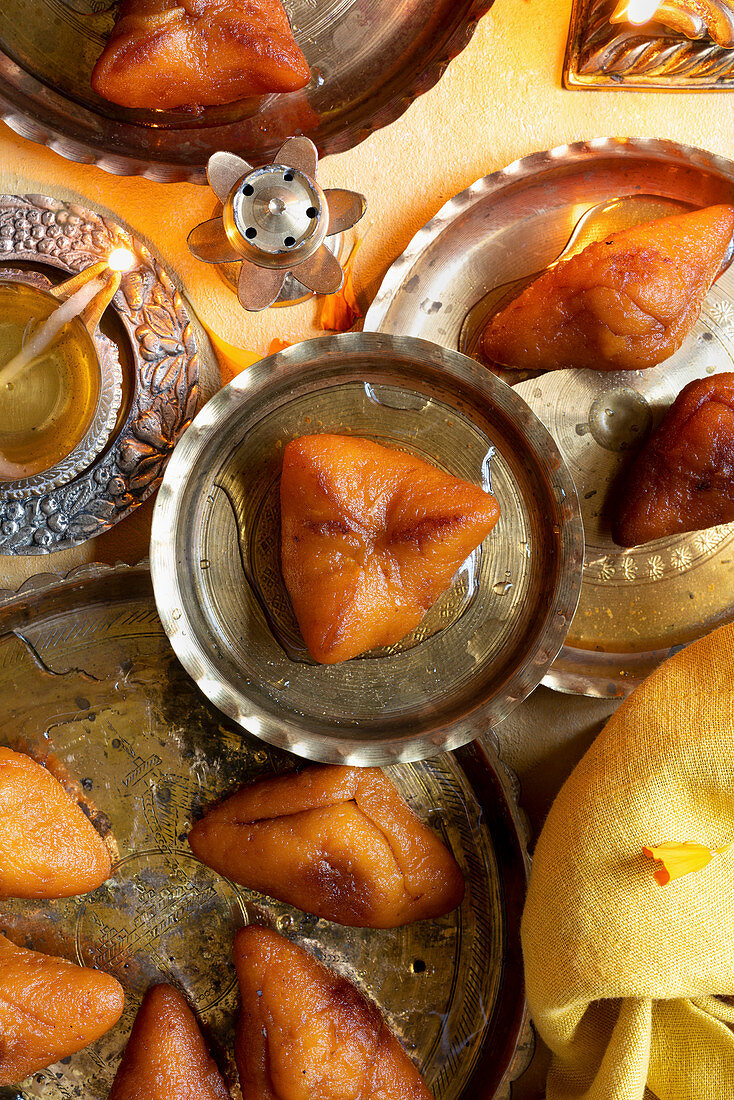 Indisches Süßkartoffelgebäck zum hinduistischen Diwali-Lichterfest