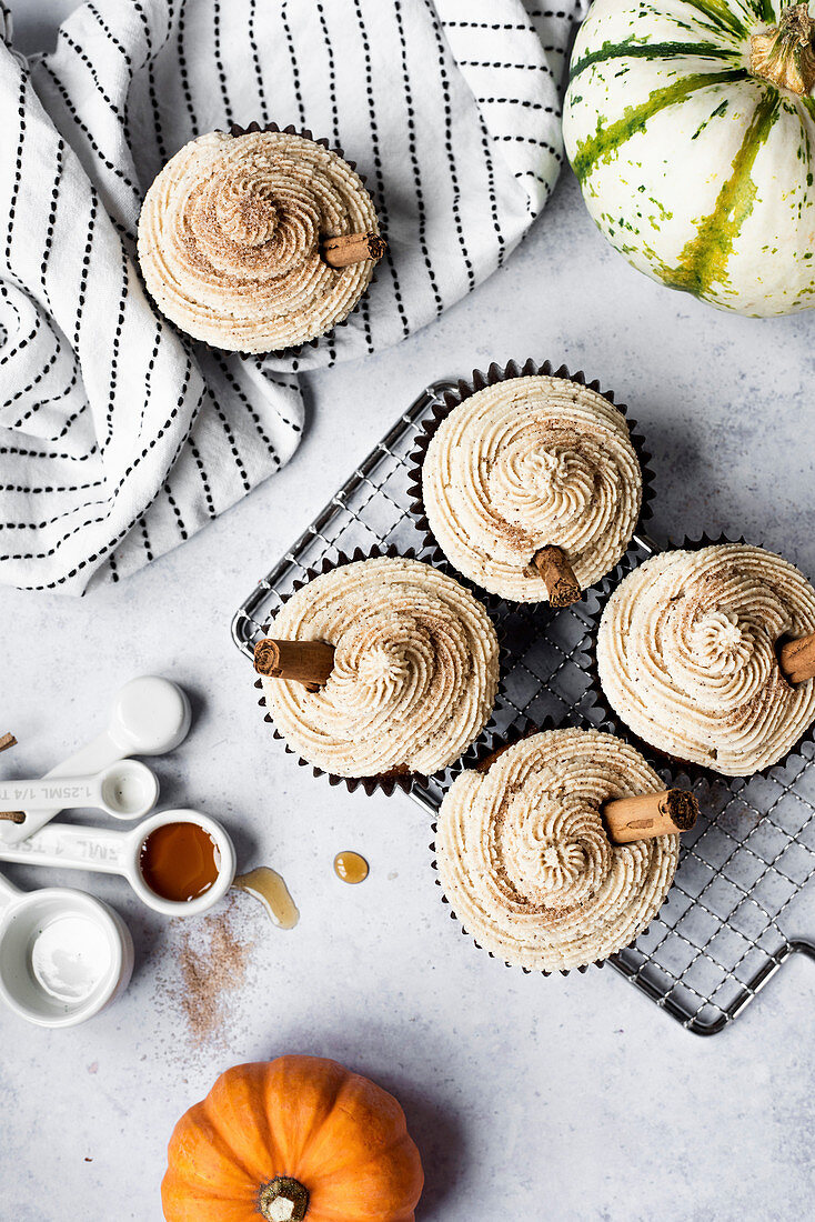 Zimt-Kürbis-Cupcakes mit Ahornsirup-Buttercremehaube