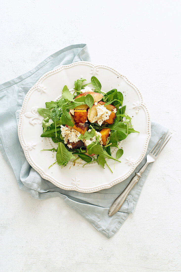 Herbstlicher Rucolasalat mit gebackenem Kürbis, Apfel und Feta