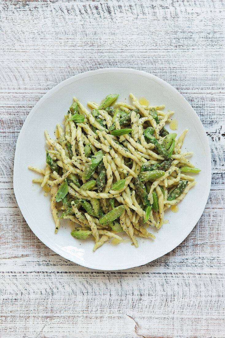 Trofie mit cremigem Basilikumpesto und grünem Spargel