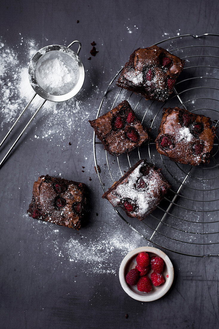 Schokoladen-Brownies mit Mandeln und Himbeeren auf Abkühgitter