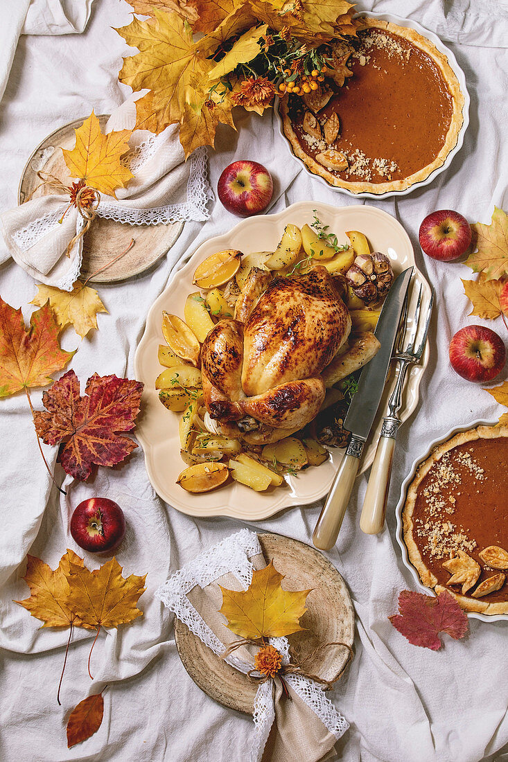 Brathuhn und Pumpkin Pie auf herbstlich gedecktem Tisch