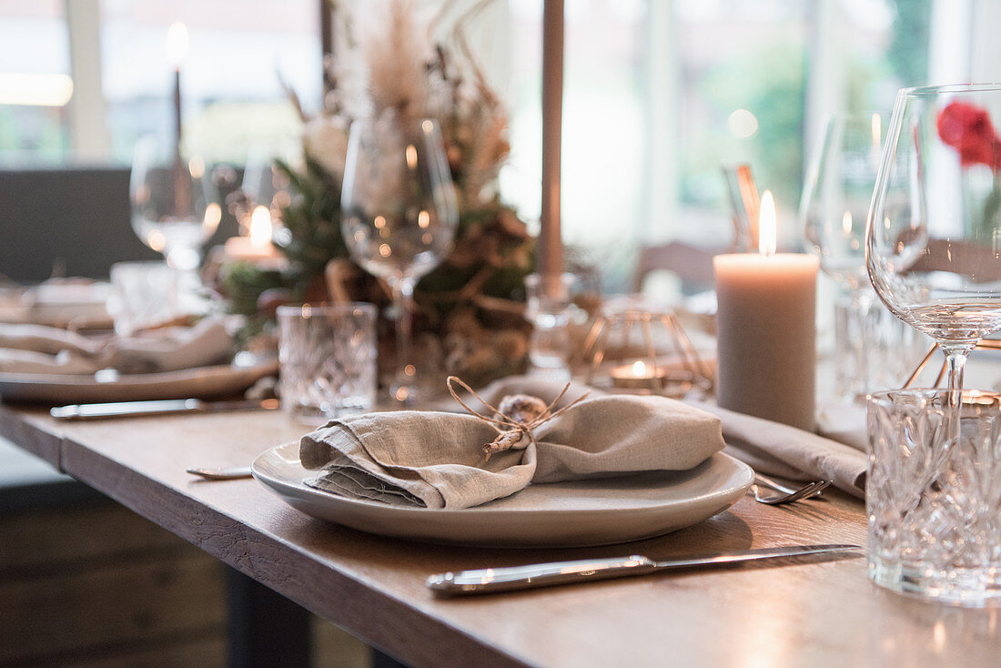 Gedeck in Naturtönen auf Hochzeitstisch