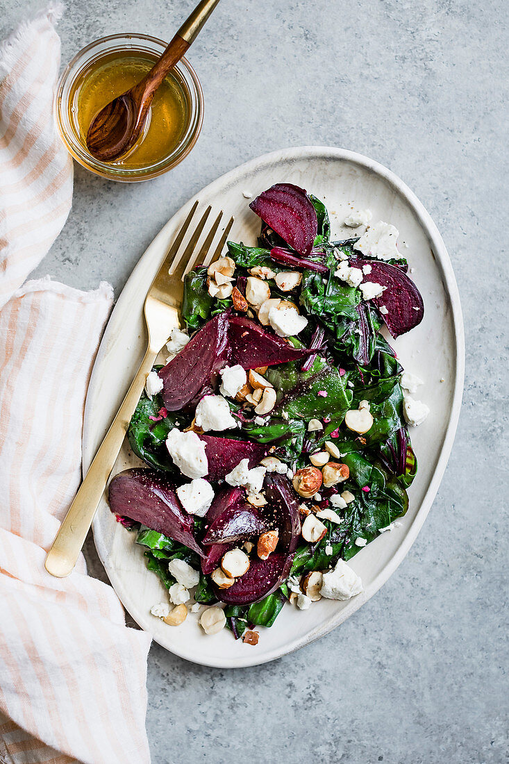 Herbstlicher Spinatsalat mit Rote-Bete, Ziegenkäse und Nüssen