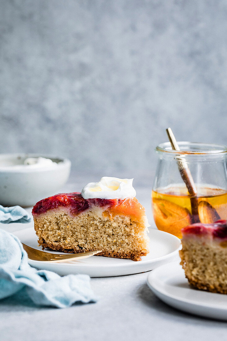 Upside Down Cake mit Blutorangen, Sahne und Honig