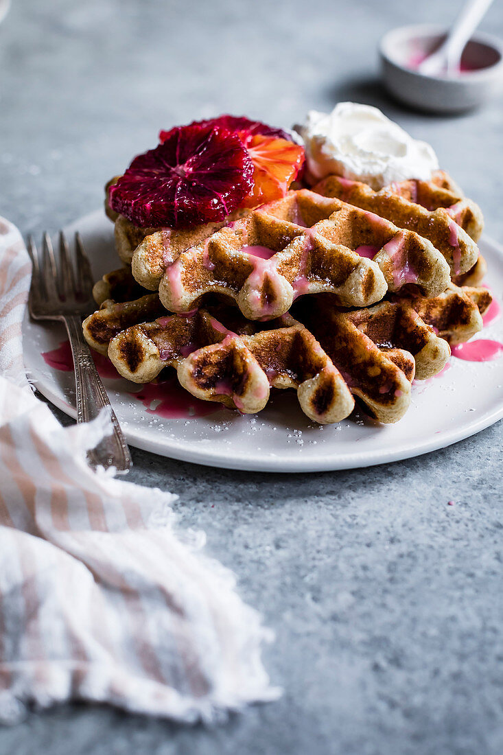 Glutenfreie Waffeln mit Blutorangen, Sahne und Blutorangenglasur