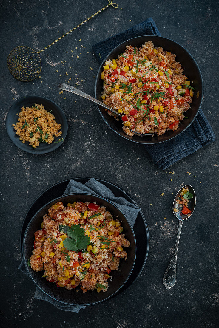 Couscous mit Gemüse, Mais und Koriandergrün