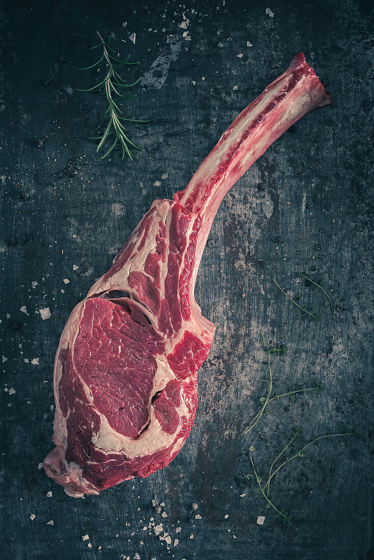 Rohes Tomahawk-Steak