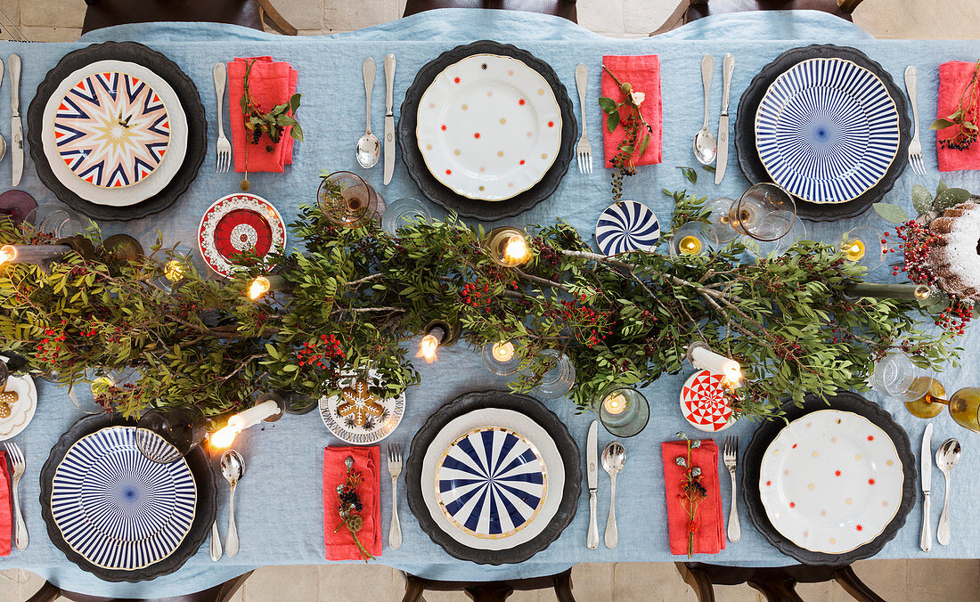 Festlich gedeckter Tisch zu Weihnachten von oben