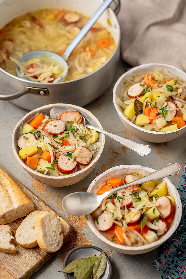 Kohlsuppe mit Wurst und Kartoffeln