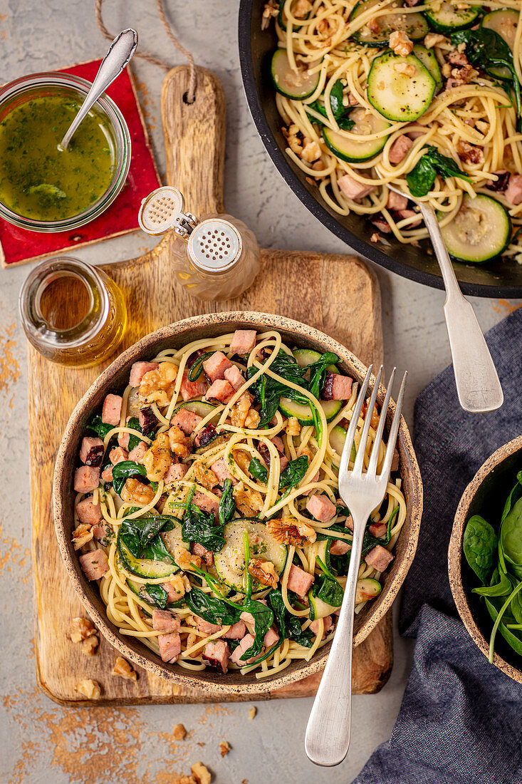 Spaghetti with ham, spinach, courgette and walnuts