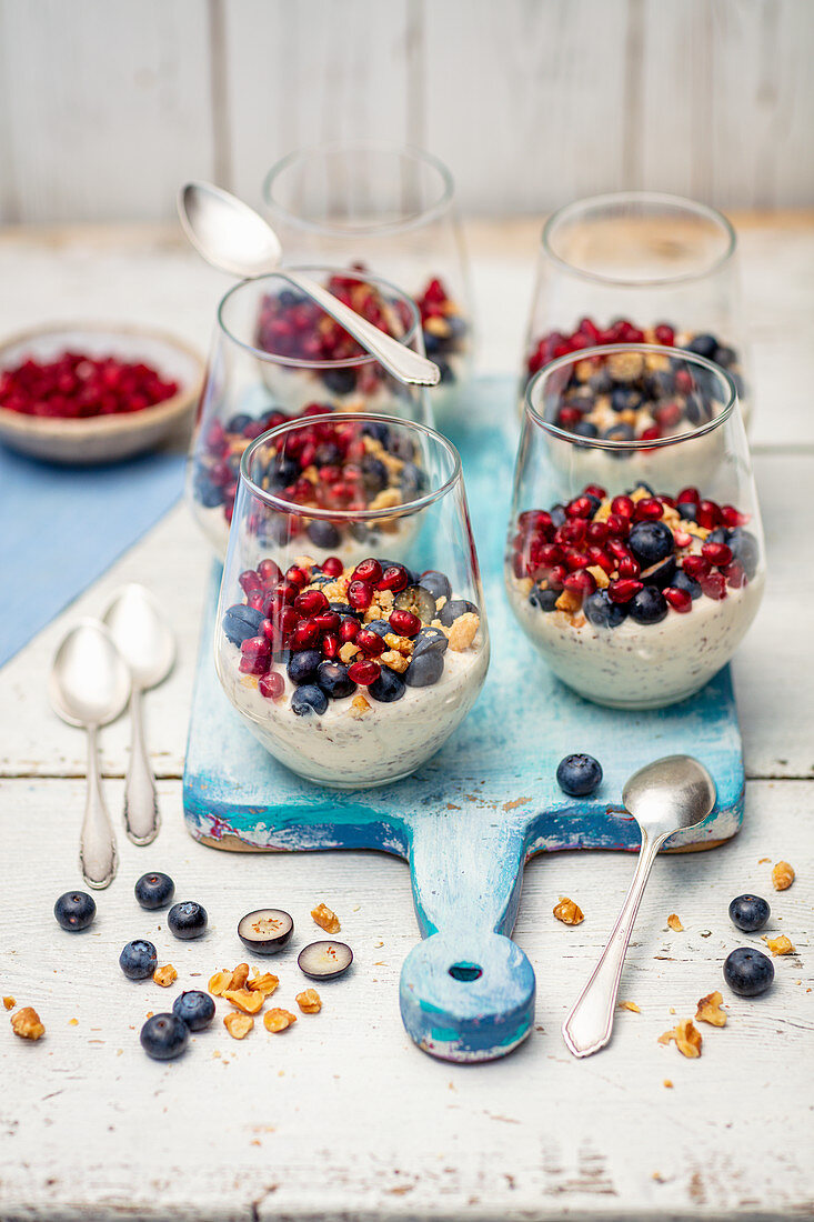 Joghurt-Erdnussbutter-Mousse mit dunkler Schokolade und Früchten