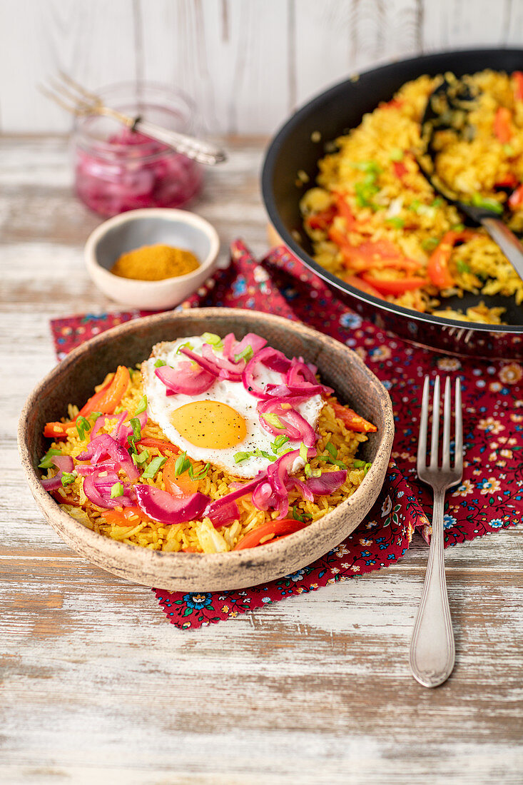 Gebratener Curryreis mit Gemüse, Spiegelei und karamellisierten Zwiebeln