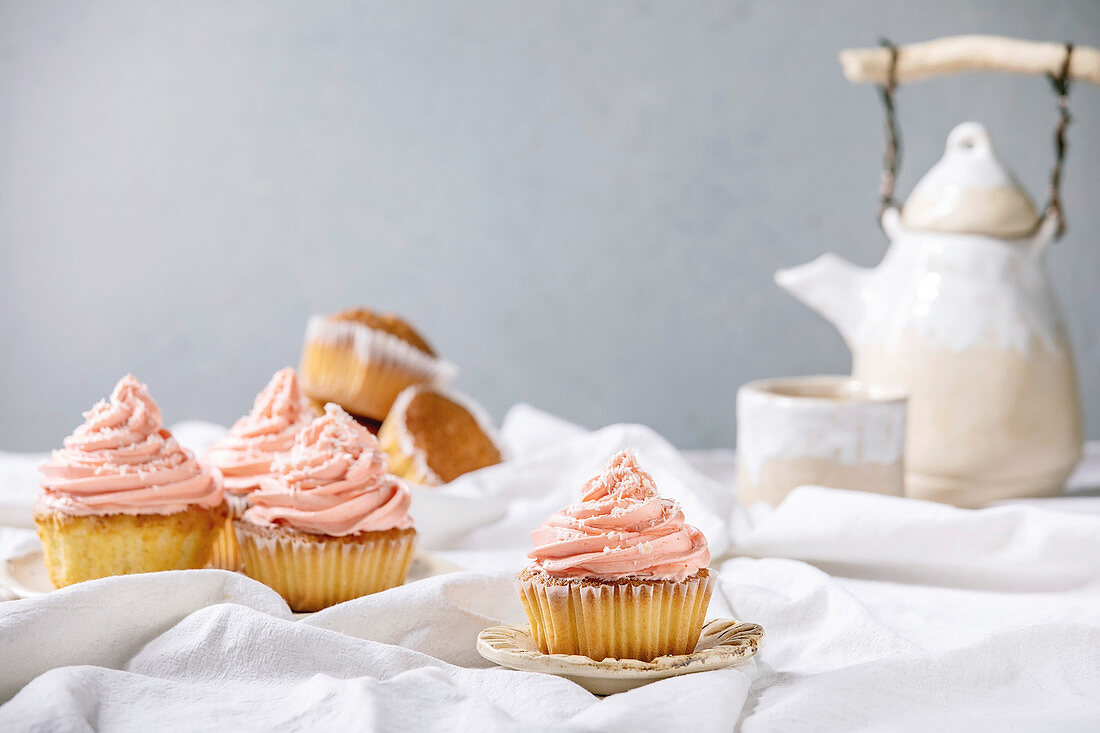 Cupcakes mit rosa Buttercreme-Frosting zum Tee