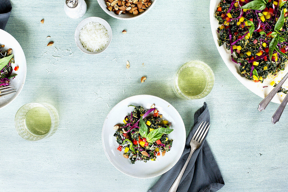 Grünkohlsalat mit Paprika und Basilikum