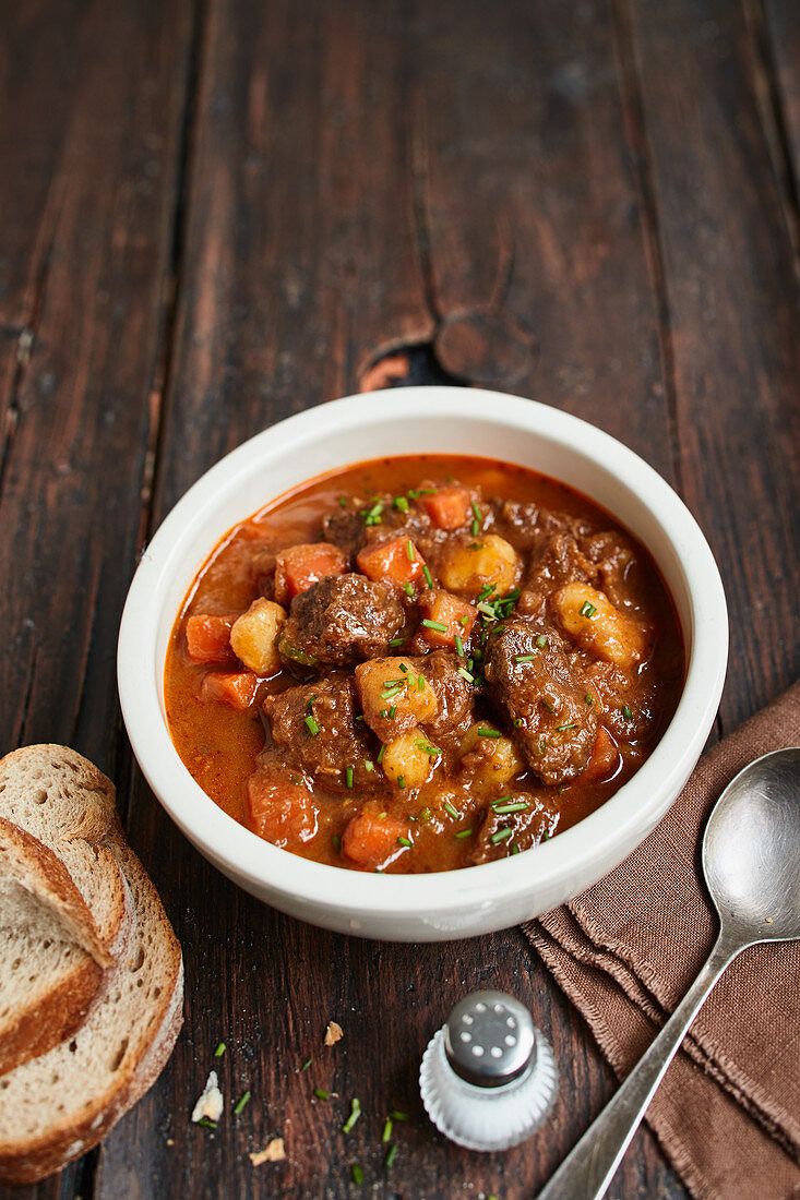 Biergulasch mit Kartoffeln und Karotten