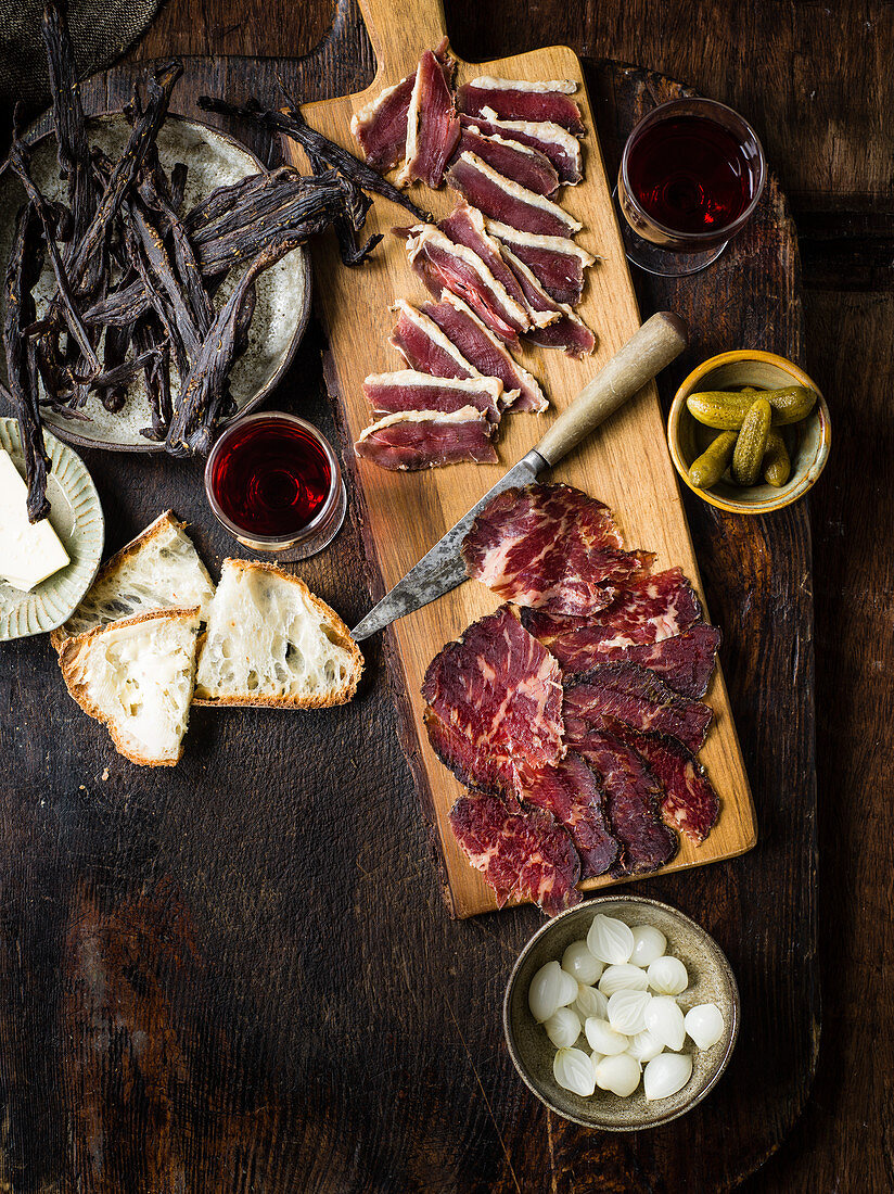 Entenschinken, Bresaola und Beef Jerky mit Pickles, Brot und Wein