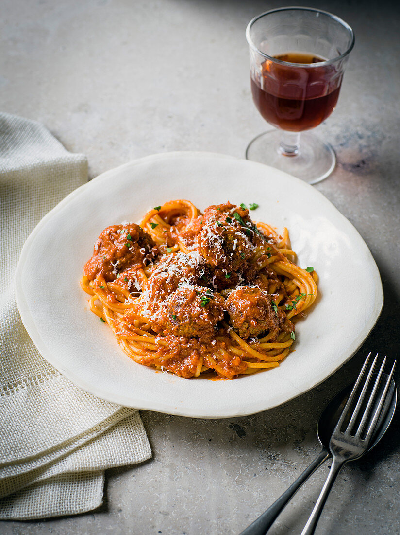 Spaghetti mit Fleischbällchen und Tomatensauce