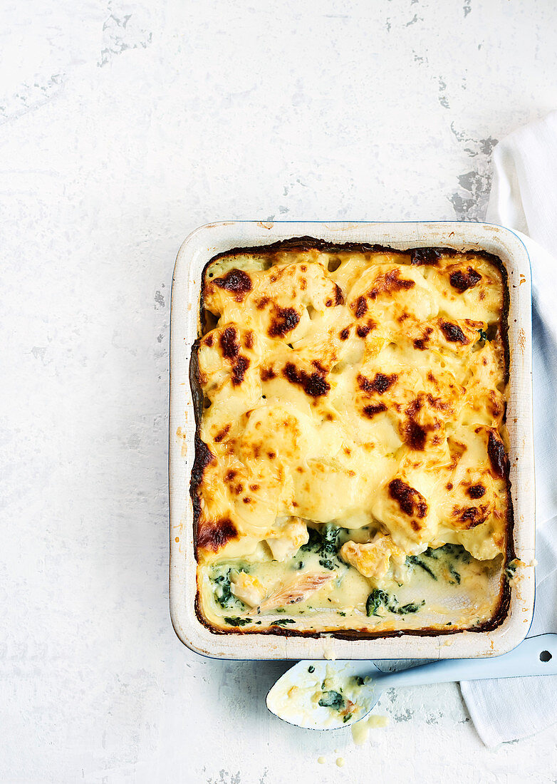 Schellfisch-Cheddar-Gratin mit Kartoffeln und Spinat