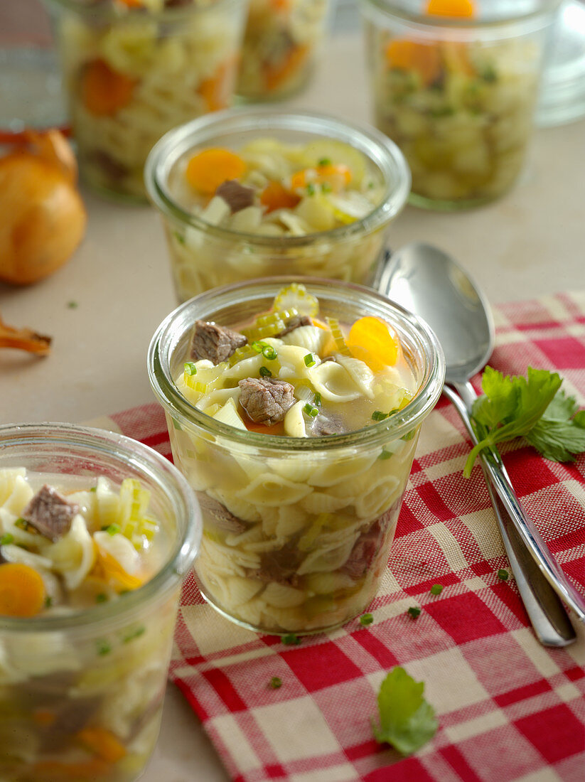 Muschelnudelsuppe mit Tafelspitz in Gläsern