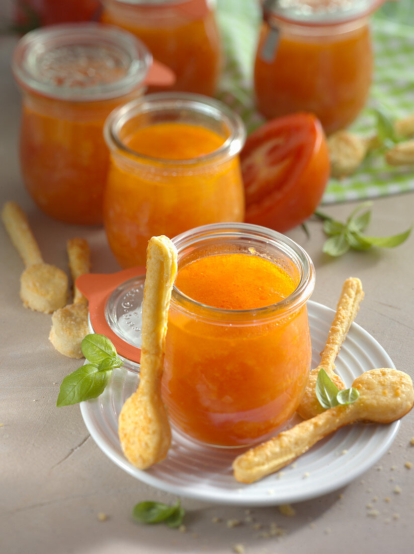 Tomatensuppe in Gläsern serviert mit Löffeln aus Blätterteig