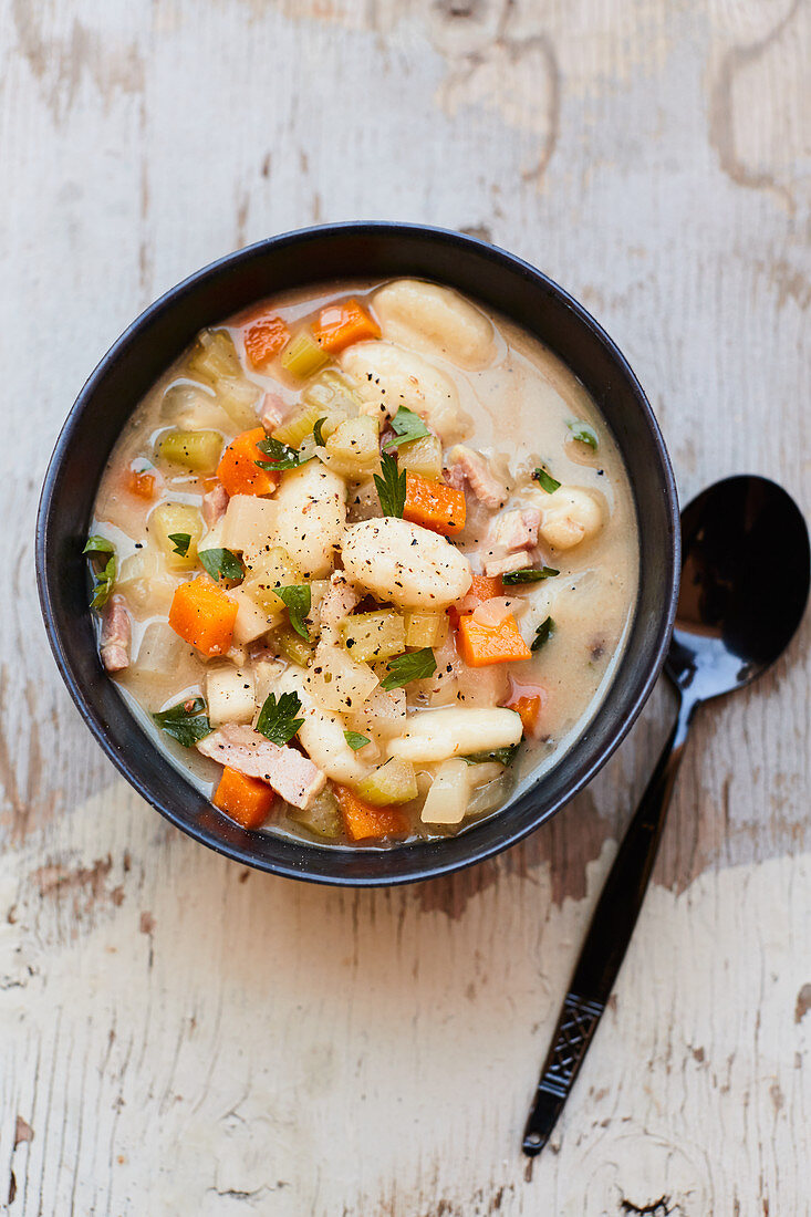 Vegetable stew with gnocchi and bacon