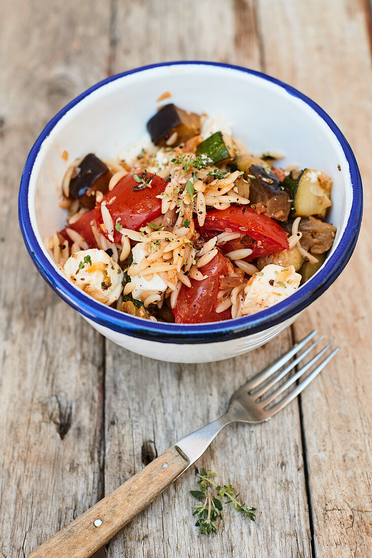 Griechische Nudelpfanne mit Feta