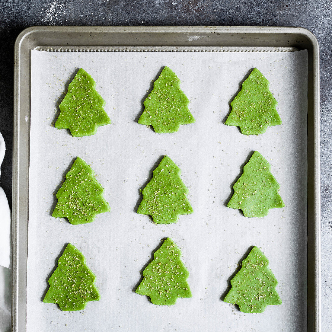 Glutenfreie Matcha-Tannenbaumplätzchen auf Backblech