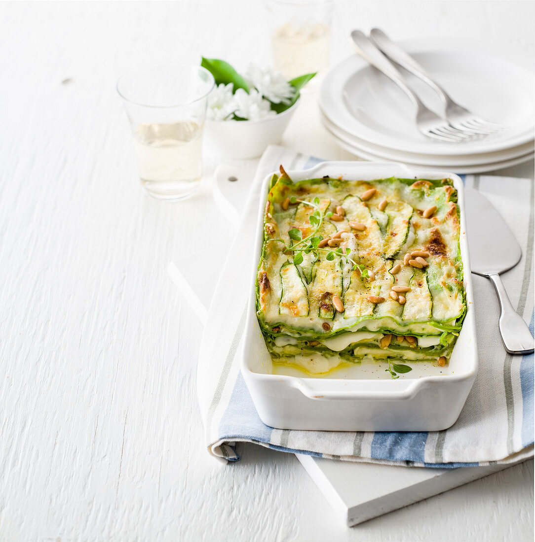 Grüne Lasagne mit Brie, Zucchini und Pinienkernen