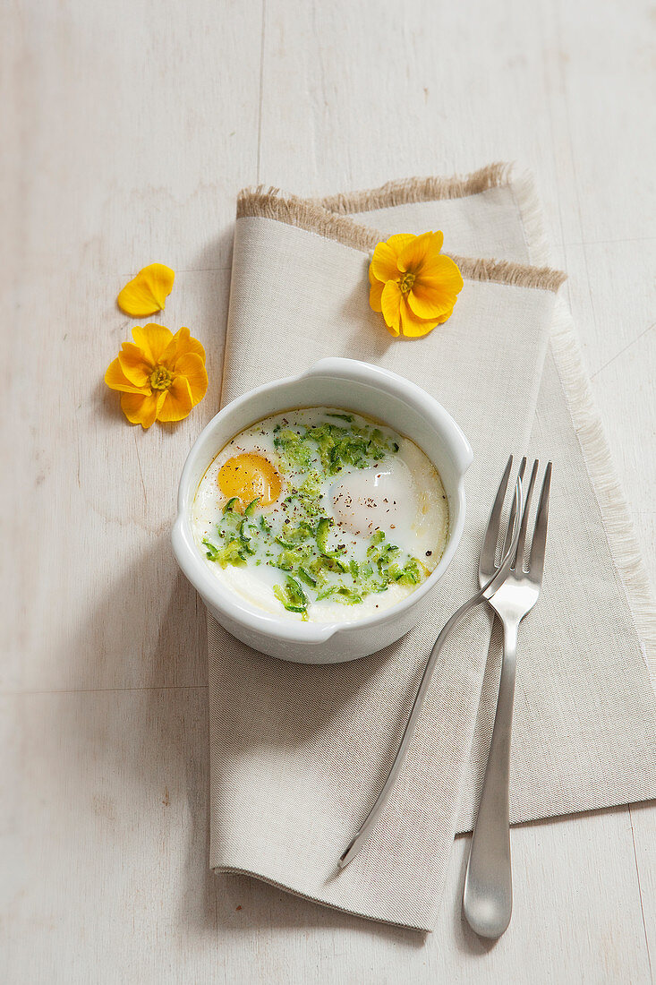 Oeuf Cocotte mit Zucchini, Frischkäse und Basilikum