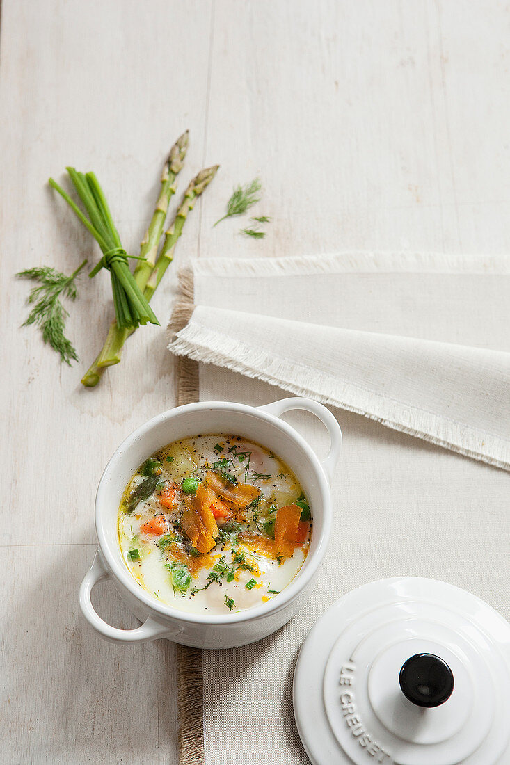 Oeuf Cocotte mit Kräuterbutter, Gemüse und Fischrogen