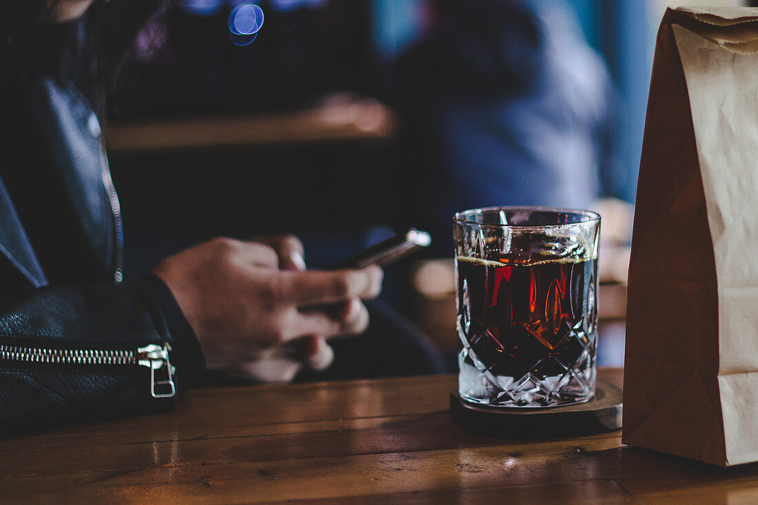 Cold Brew Coffee auf Holztisch im Café