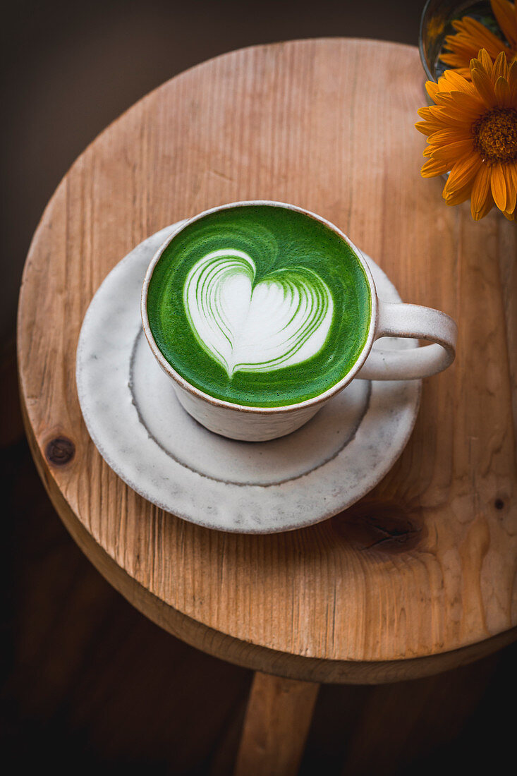 Matcha Latte auf Holzhocker