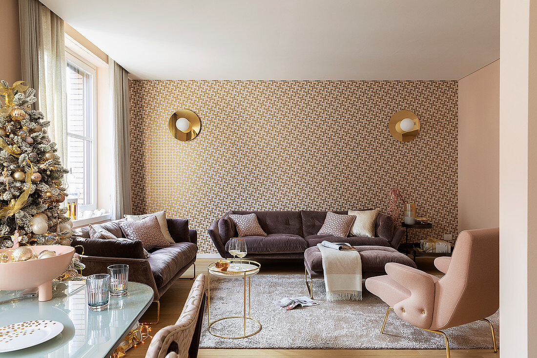 Elegantes Wohnzimmer in Rosa, Gold und Mauve an Weihnachten