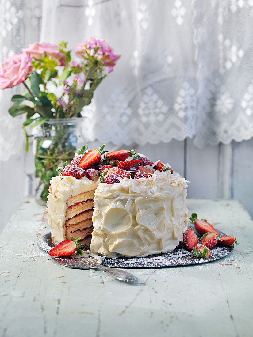 Layercake with strawberries, coconut and rosting
