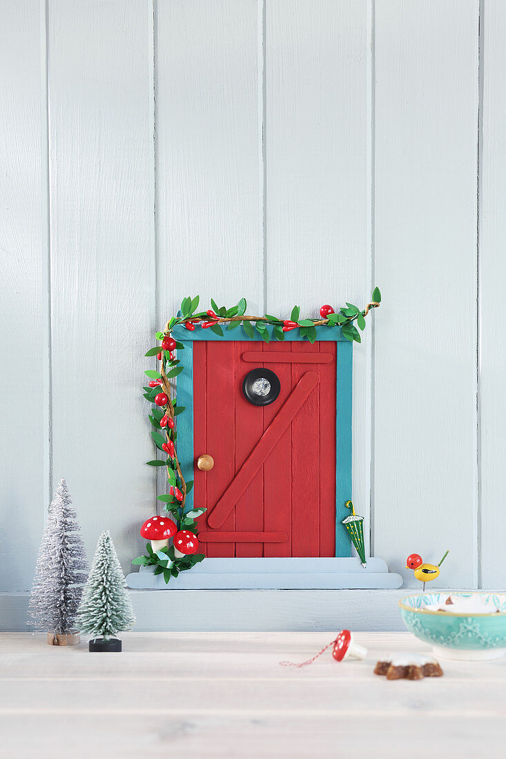 Selbstgemachte Wichteltür als Weihnachtsdeko an der Wand