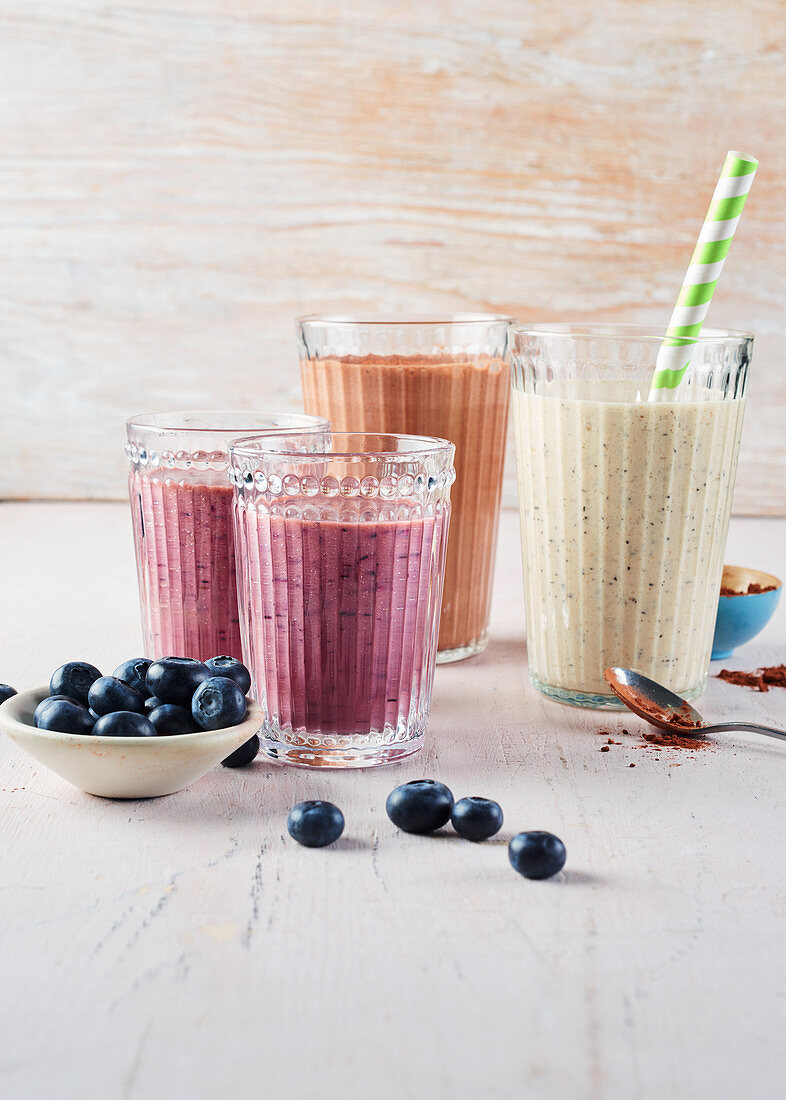 Beerensmoothies und frische Blaubeeren