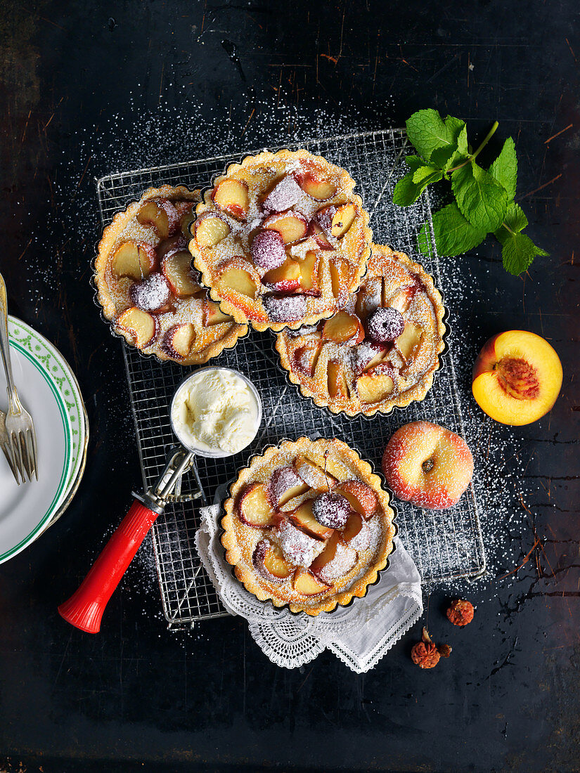 Kleine Pfirsichkuchen mit Vanilleeis