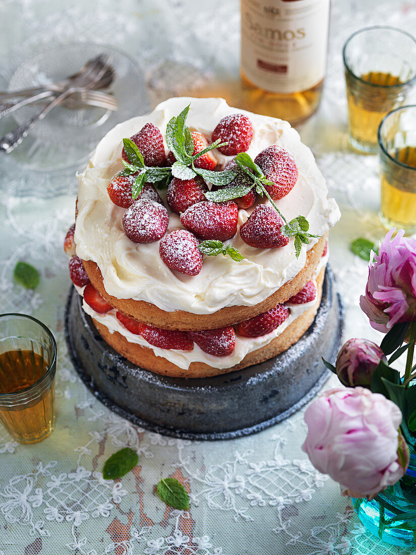 Erdbeer-Biskuitkuchen mit Minze, Puderzucker und Frosting