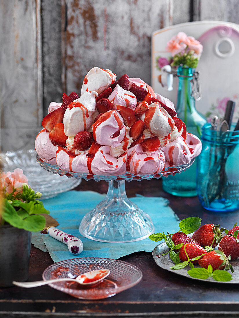 Strawberry meringue with strawberry sauce
