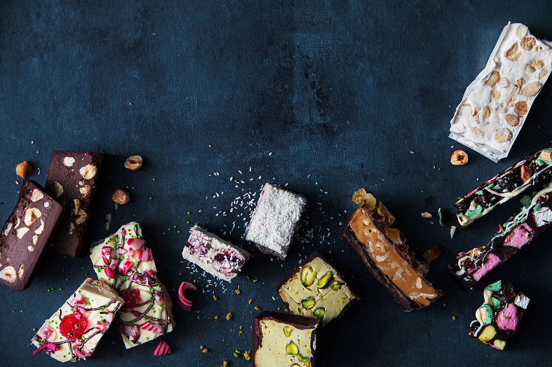 Selbstgemachte Süssigkeiten mit, Schokolade, Nüssen, Trockenbeeren und Marshmallows